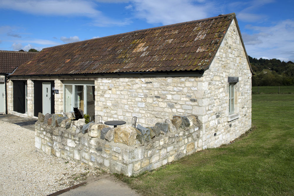 Picturesque holiday cottage just outside Bath on New Leaf Farm sleeps 2 in 1 bedroom - 4 star self catering holiday accommodation, Bath, Avon, UK